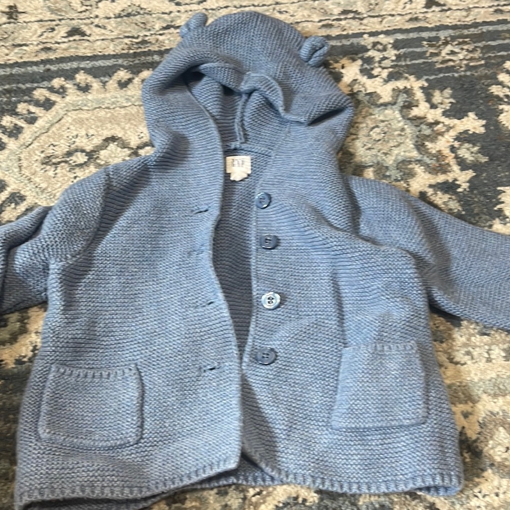 Gap sweater